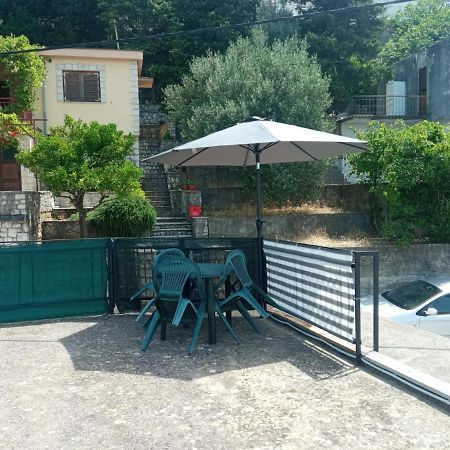 נאום Guest House Inara מראה חיצוני תמונה